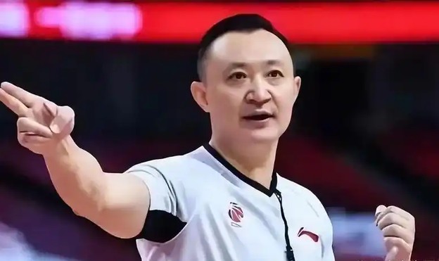 闫军被撤销国际裁判并非意味着天亮了，在CBA，他依然呼风唤雨