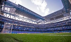 实在太热世体：伯纳乌顶棚关闭导致球场里高温难耐 像桑拿房