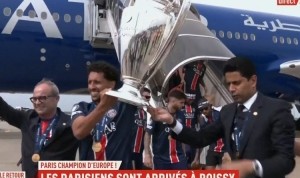 凯旋归来！巴黎携大耳朵杯抵达法国首都，纳赛尔&amp;马队高举奖杯