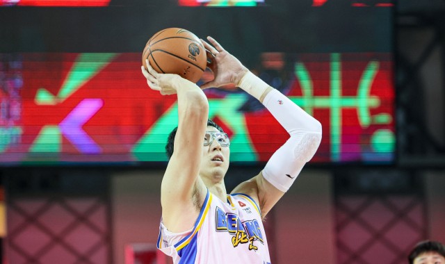 真该练练罚球了！周琦半场4罚全铁 仅得到3篮板1失误&amp;正负值-10