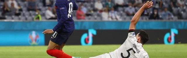 开云Kaiyun官网入口-后防线惨遭法国完爆 勒夫还要继续坚持三后卫吗？