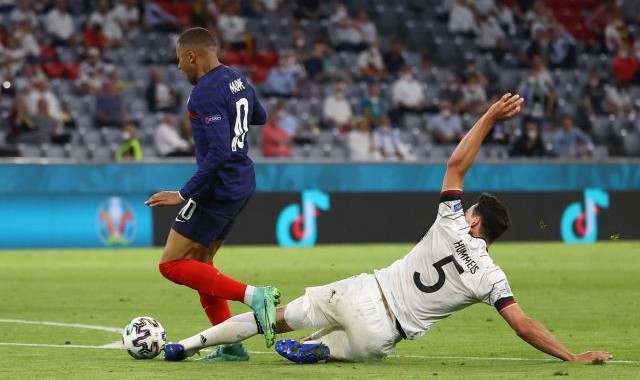 开云Kaiyun官网入口-后防线惨遭法国完爆 勒夫还要继续坚持三后卫吗？