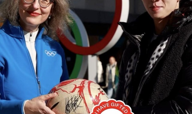 开云Kaiyun官网入口-附有亲笔签名，林孝埈将米兰冬奥熊猫头盔捐赠奥林匹克博物馆