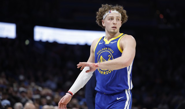 开云体育官网-库里：波杰姆斯基非常独特且很全能 总能在关键时为球队带来胜利