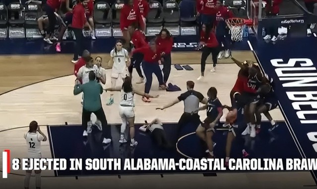 罕见！NCAA女篮爆发斗殴事件：8名球员遭驱逐 女裁判受伤倒地