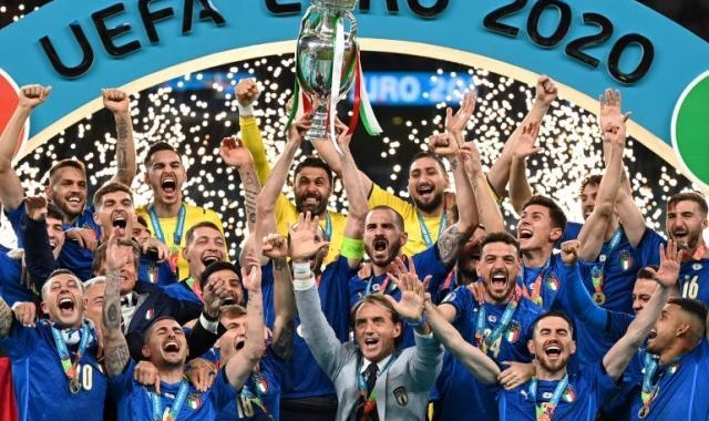 开云体育官网-2021国际足球十大新闻：梅罗易帜抢戏双蓝斗艳